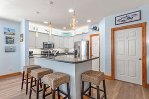 Kylskåp, mikrovågsugn, ugn och spishäll