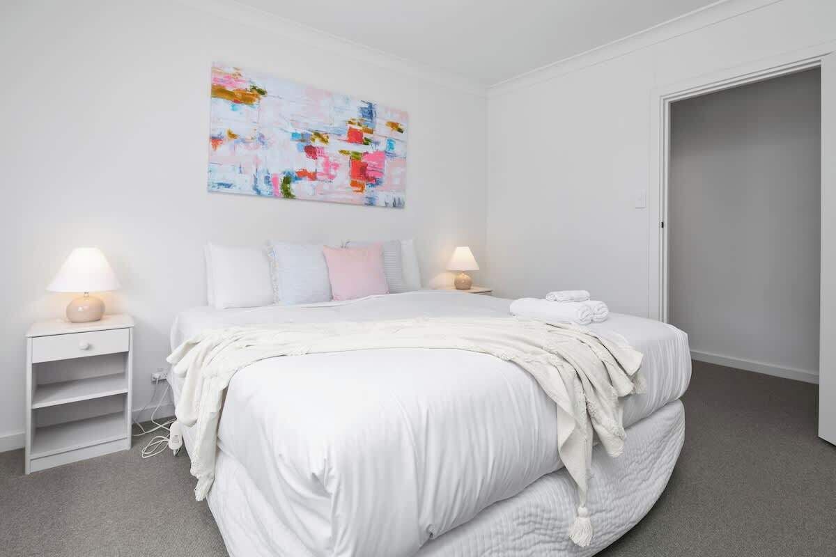 3 bedrooms, iron/ironing board, bed sheets