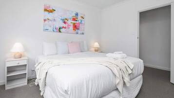 3 bedrooms, iron/ironing board, bed sheets