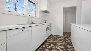 Coffee/tea maker, fridge, microwave, oven