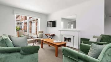 TV, fireplace