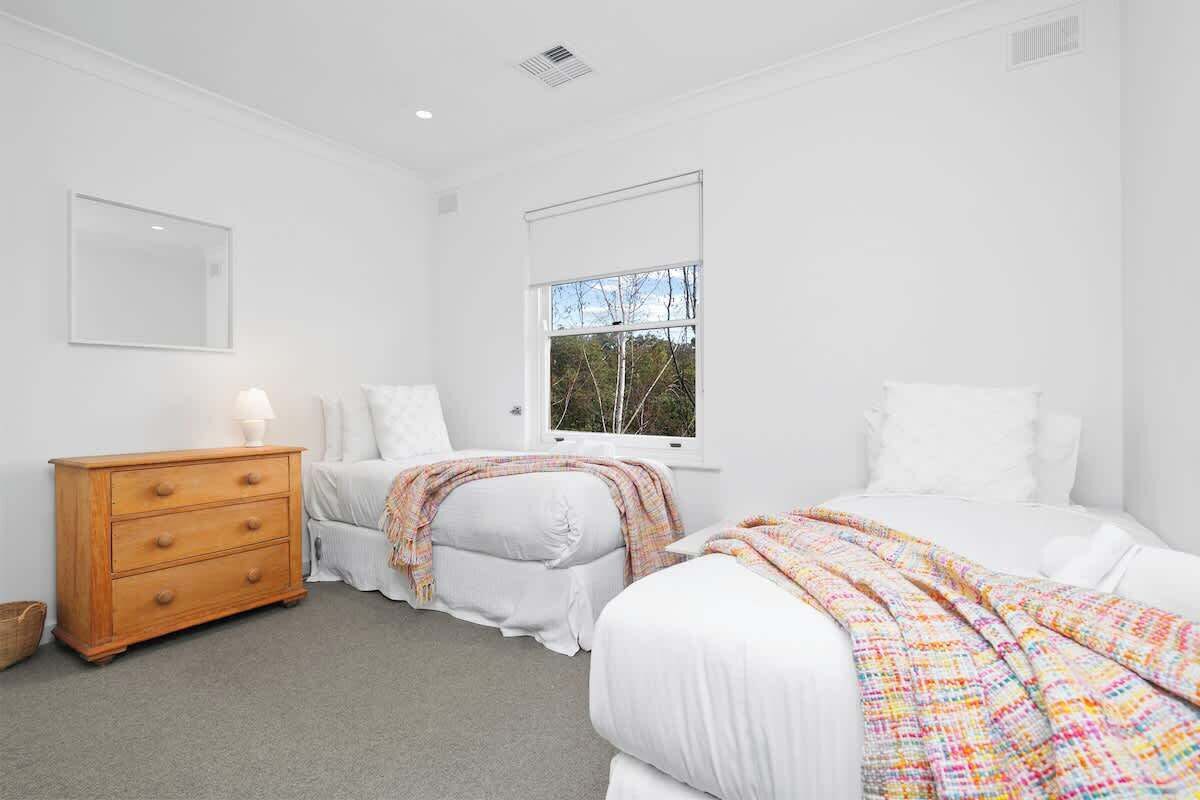 3 bedrooms, iron/ironing board, bed sheets