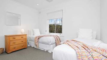 3 bedrooms, iron/ironing board, bed sheets