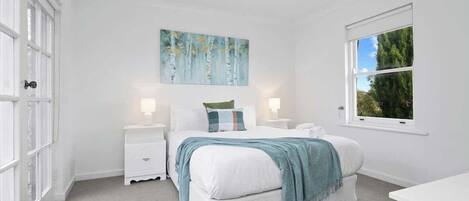 3 bedrooms, iron/ironing board, bed sheets