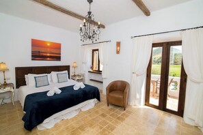 Luksus-dobbelt- eller tomannsrom, bassengutsikt | Safe på rommet og wi-fi (inkludert)