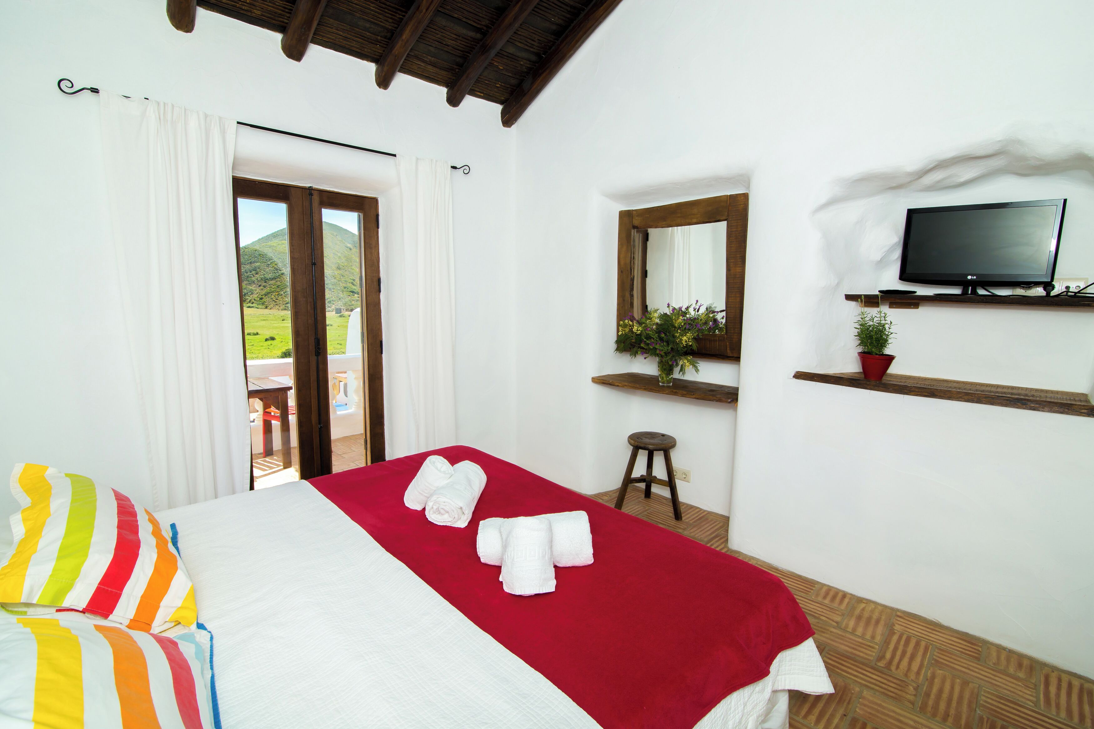 Quarto triplo superior, vista para a piscina | Cofres nos quartos, Wi-Fi de cortesia