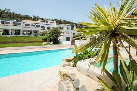 10 piscinas al aire libre, sombrillas, sillones reclinables de piscina