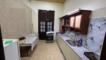 Frigorífico, placa de cocina y utensilios de cocina