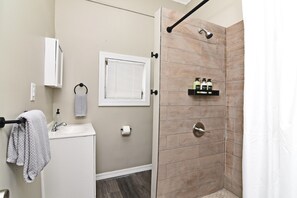 Douche, sèche-cheveux, serviettes fournies, savon