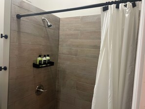 Een douche, een haardroger, handdoeken, zeep