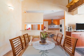 Dining - Villa 'Le Verger Du Midi' with Shared Pool, Private Terrace and Wi-Fi (Cadenet)