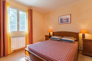 3 bedrooms, iron/ironing board, WiFi, bed sheets - Villa 'Le Verger Du Midi' with Shared Pool, Private Terrace and Wi-Fi (Cadenet)