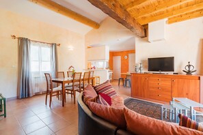 TV - Villa 'Le Verger Du Midi' with Shared Pool, Private Terrace and Wi-Fi (Cadenet)