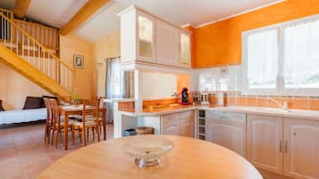 Jääkaappi, mikroaaltouuni, uuni, liesi