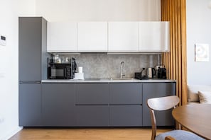 Réfrigérateur, micro-ondes, plaque de cuisson, lave-vaisselle