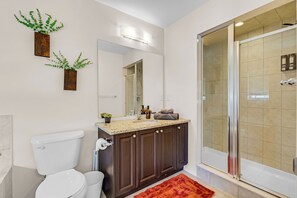 Asciugacapelli, asciugamani, sapone, carta igienica