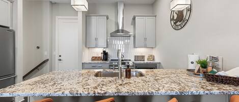 Geladeira, micro-ondas, fogão, cooktop