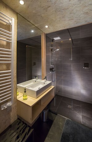 Douche, sèche-cheveux, serviettes fournies