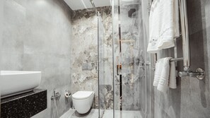 Douche, douche à « effet pluie », articles de toilette écologiques