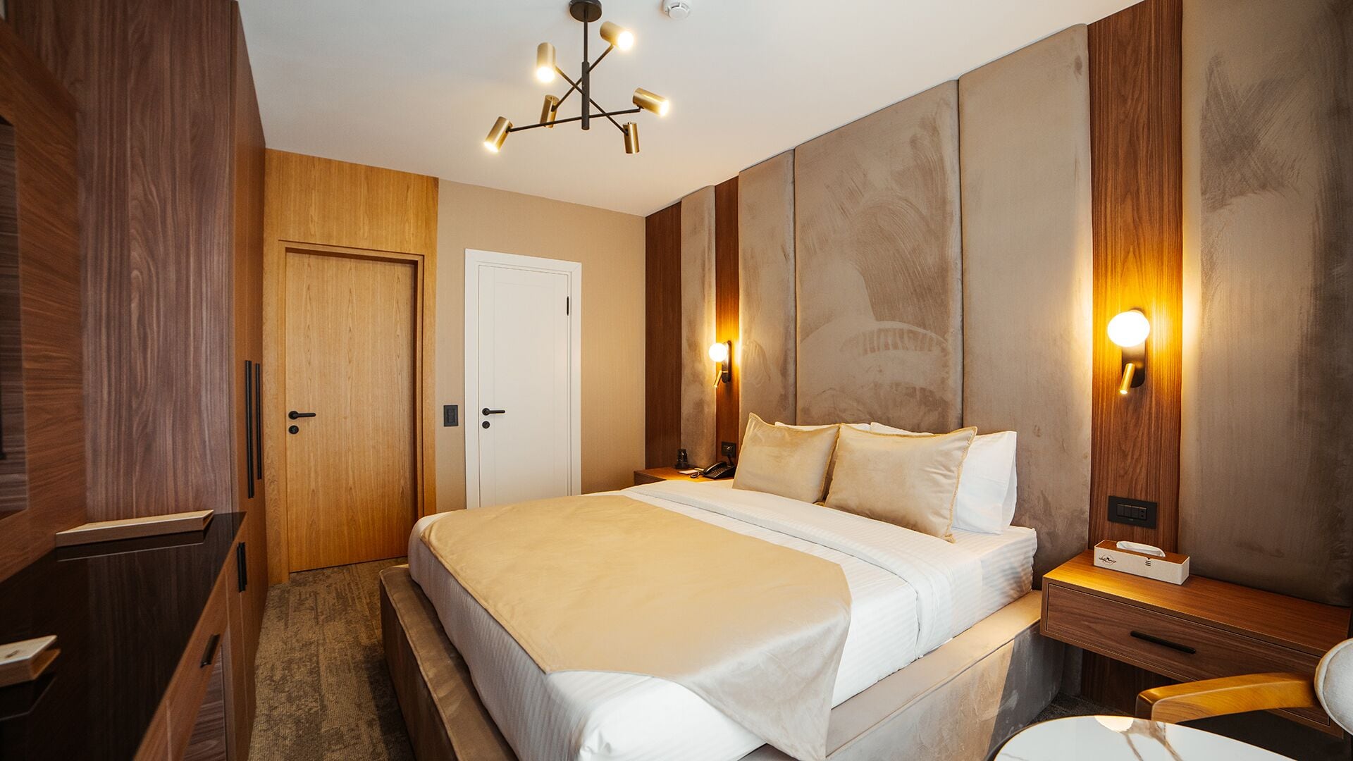 Een kluis op de kamer, verduisterende gordijnen, geluiddichte muren