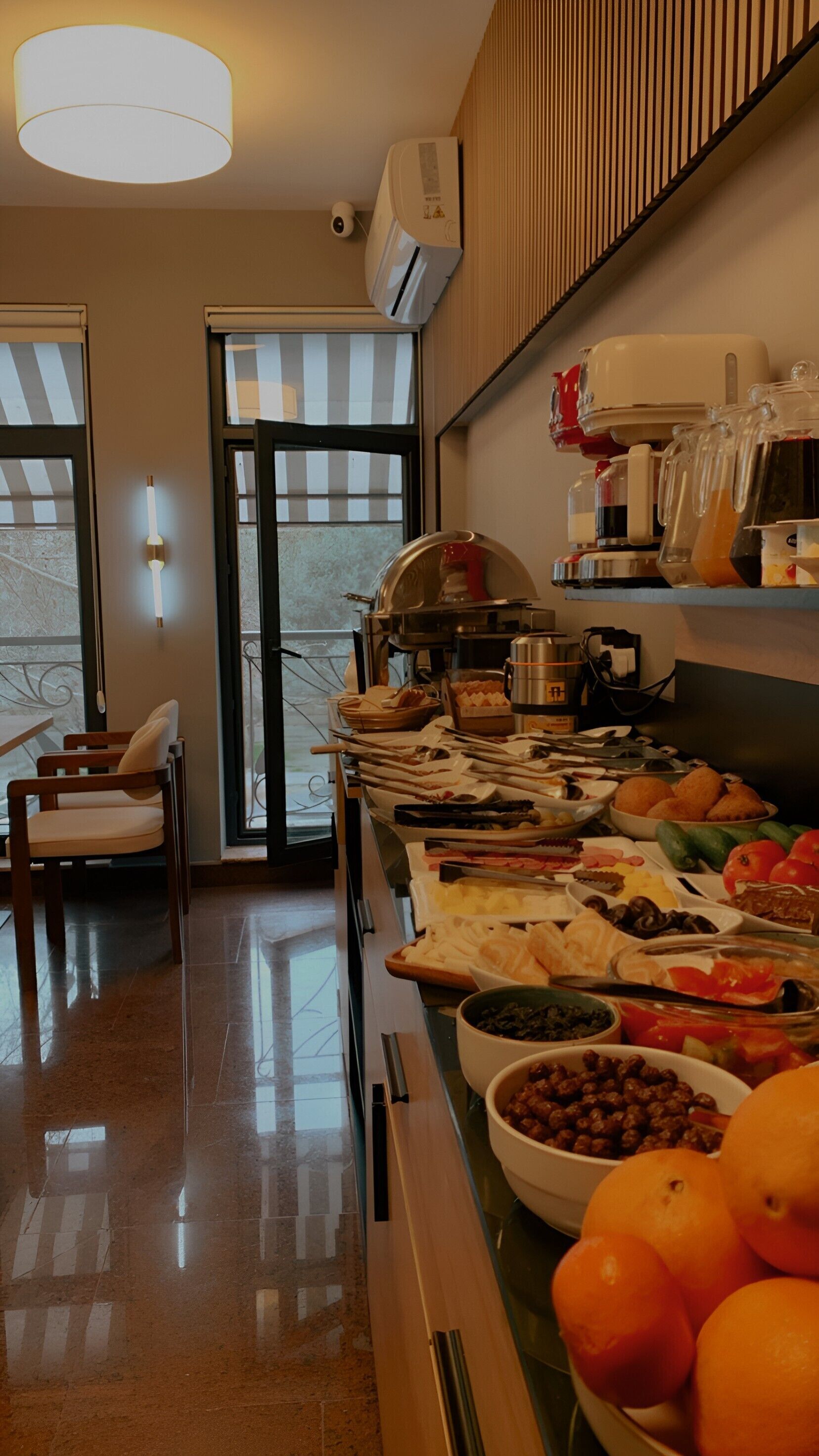 Daily buffet breakfast (USD 6 per person)
