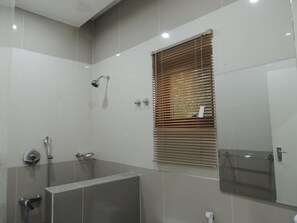 ห้องดีลักซ์ดับเบิล, ลานระเบียง | ห้องน้ำ