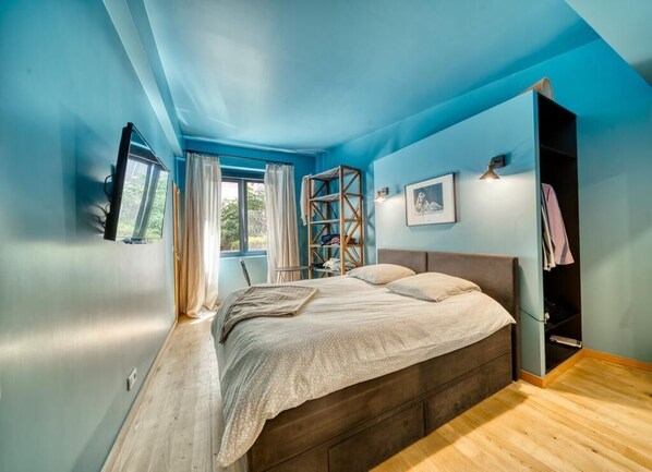 4 bedrooms, iron/ironing board, Internet, bed sheets