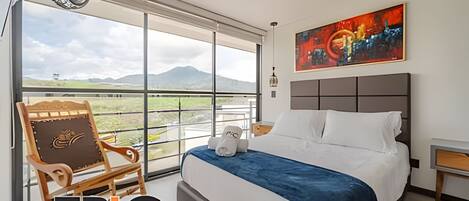 Deluxe Suite | In-room safe, blackout drapes, iron/ironing board, free WiFi