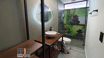 Deluxe Suite | Bathroom