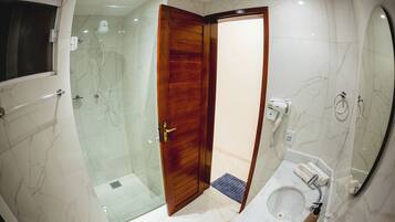 Een douche, een haardroger, handdoeken, zeep