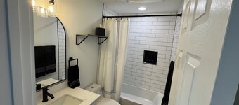 3-bedroom charming Georgetown house 5min walk to everything!!
