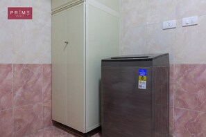 Superior appartement, 2 slaapkamers, uitzicht op zee | Badkamer | Een douche, handdoeken, zeep, shampoo