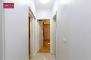Superior appartement, 2 slaapkamers, uitzicht op zee | Een kluis op de kamer, een strijkplank/strijkijzer, gratis wifi