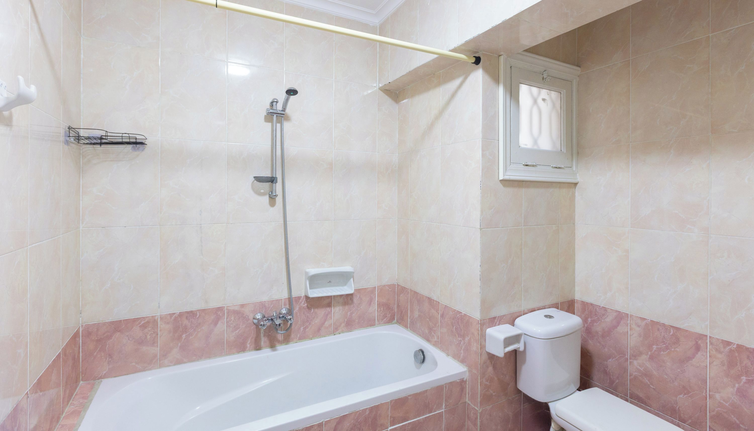 Un baño con bañera, inodoro y ducha.