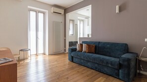 Lejlighed (2 Bedrooms) | Opholdsområde | 32-tommers smart-tv med kabelkanaler