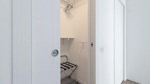 2 bedrooms, iron/ironing board, bed sheets