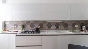 Lejlighed (2 Bedrooms) | Privat køkken | Mikrobølgeovn, ovn, elkedel, højstol