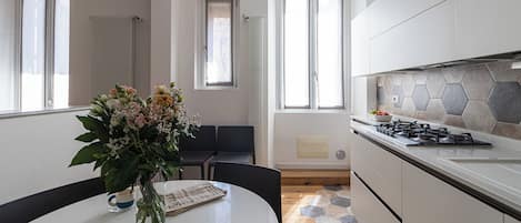 Microondas, horno, tetera/pava eléctrica, silla alta para bebés
