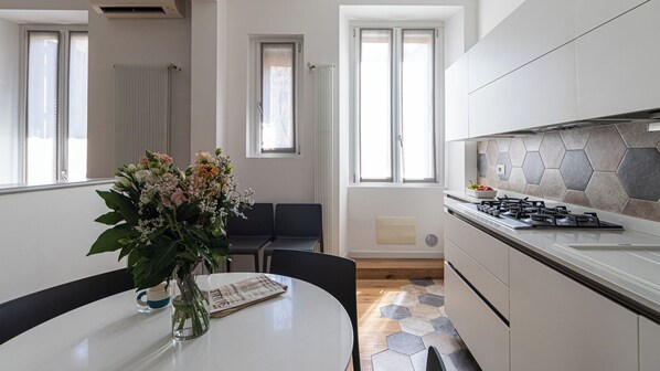 Lejlighed (2 Bedrooms) | Privat køkken | Mikrobølgeovn, ovn, elkedel, højstol