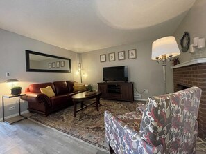 Appartement, Meerdere bedden, terras (1209 W. Plum St. Unit B11) | Woonruimte | Een 42-inch flatscreentelevisie met digitale zenders