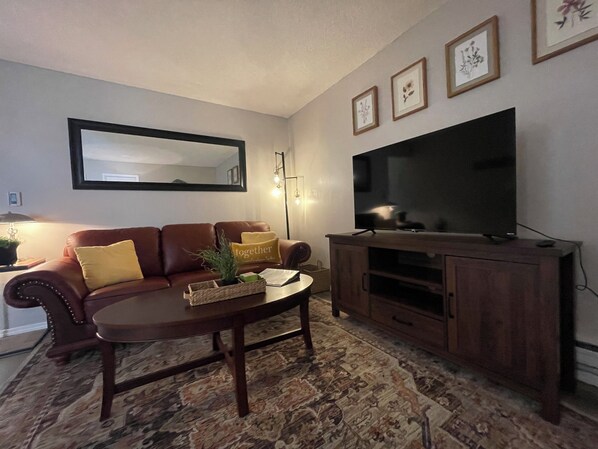 Apartment, Mehrere Betten, Terrasse (1209 W. Plum St. Unit B11) | Wohnbereich | 42-Zoll-Flachbildfernseher mit Digitalempfang