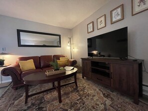 Apartment, Mehrere Betten, Terrasse (1209 W. Plum St. Unit B11) | Wohnbereich