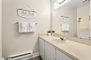 Departamento, varias camas, patio (Campus West Nest) | Baño | Toallas 