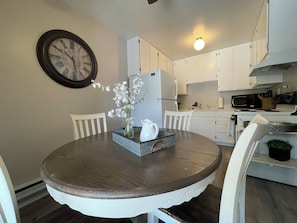 Apartamento, várias camas, varanda (1209 W. Plum St. Unit B11) | Cozinha privada | Geladeira, micro-ondas, fogão, cooktop