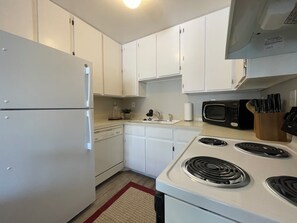 Apartamento, várias camas, varanda (1209 W. Plum St. Unit B11) | Cozinha privada | Geladeira, micro-ondas, fogão, cooktop