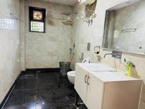 Ducha, secador de pelo, toallas y jabón