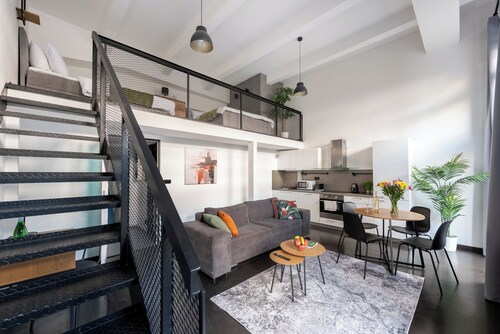 Modern Loft with Balcony Close to Center