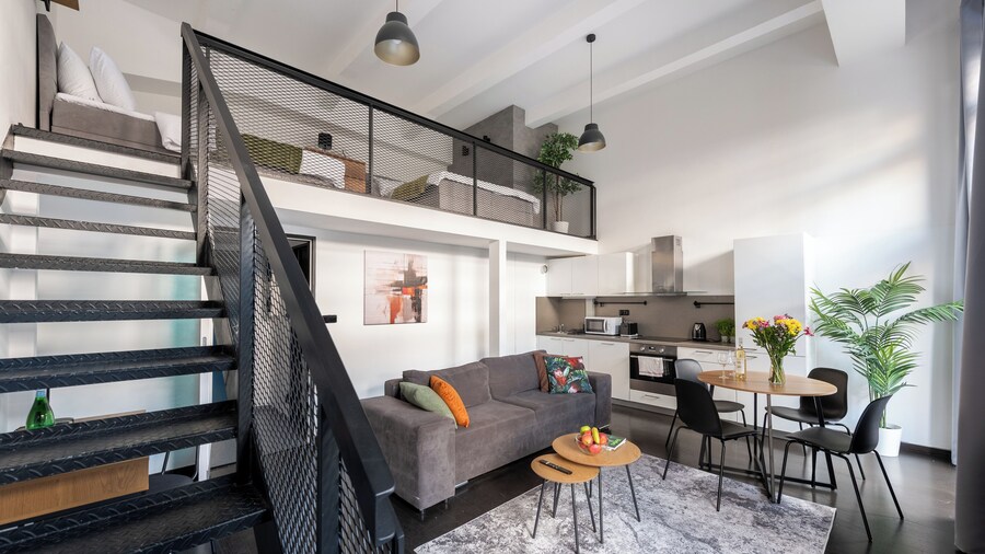 Modern Loft with Balcony Close to Center