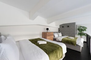 Klassiek appartement, balkon, uitzicht op de binnenplaats | Verduisterende gordijnen, een strijkplank/strijkijzer