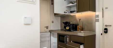 Kühlschrank, Mikrowelle, Geschirrspüler